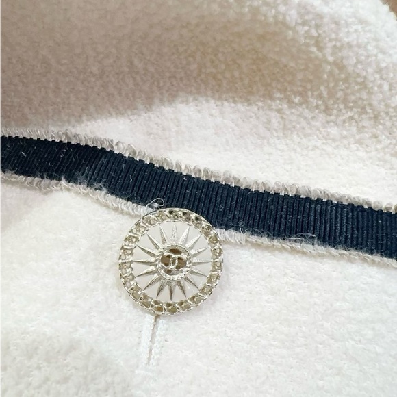 āsoldāAuthentic CHANEL White Trench Coat with Black Accents - Picture 4 of 9